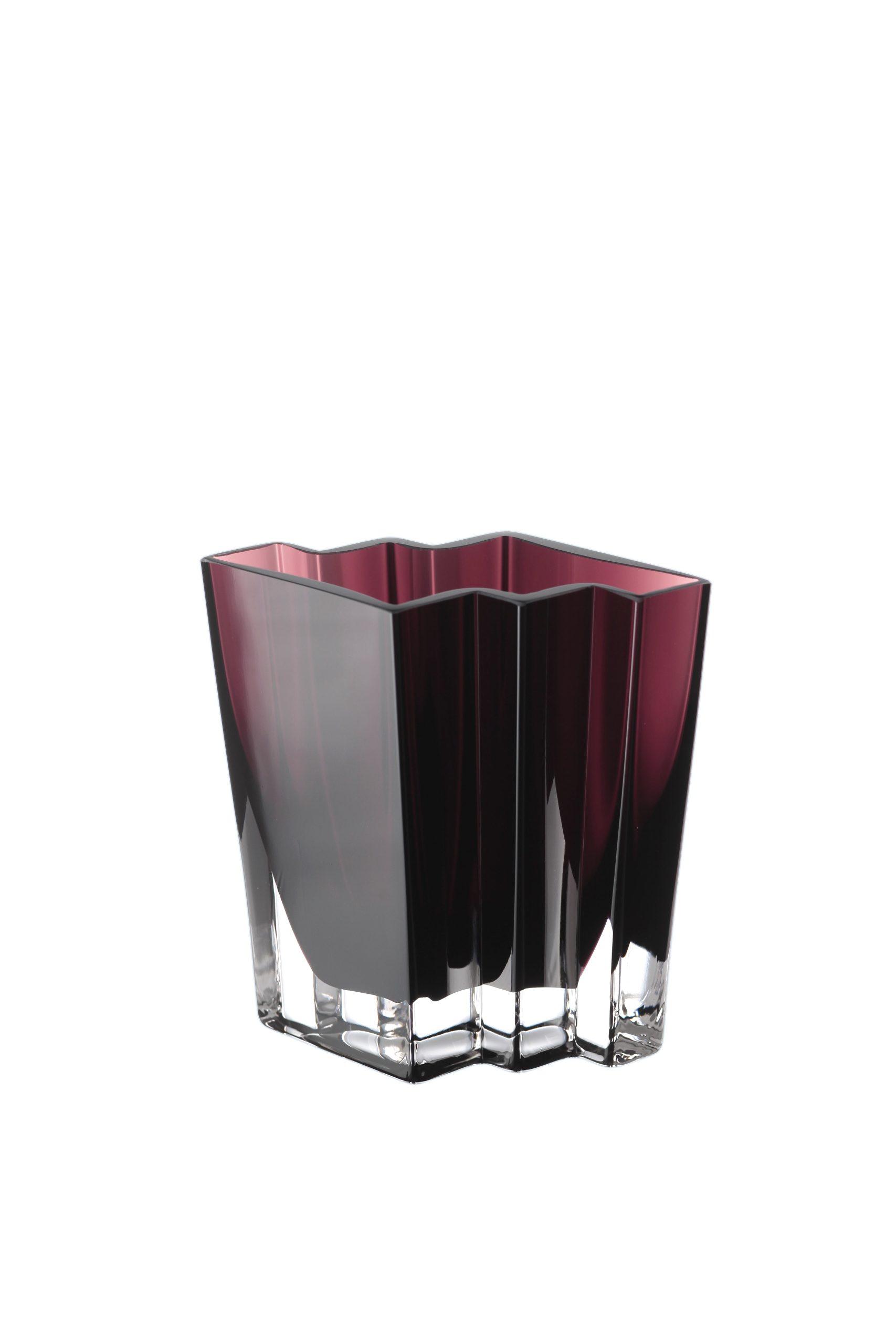 A212-6-AMT_Chevron_Vase_6_H_Amethyst_04125_0170_DA-0001_6312db07-f3c7-4205-9ef3-9fb2d373f6fc