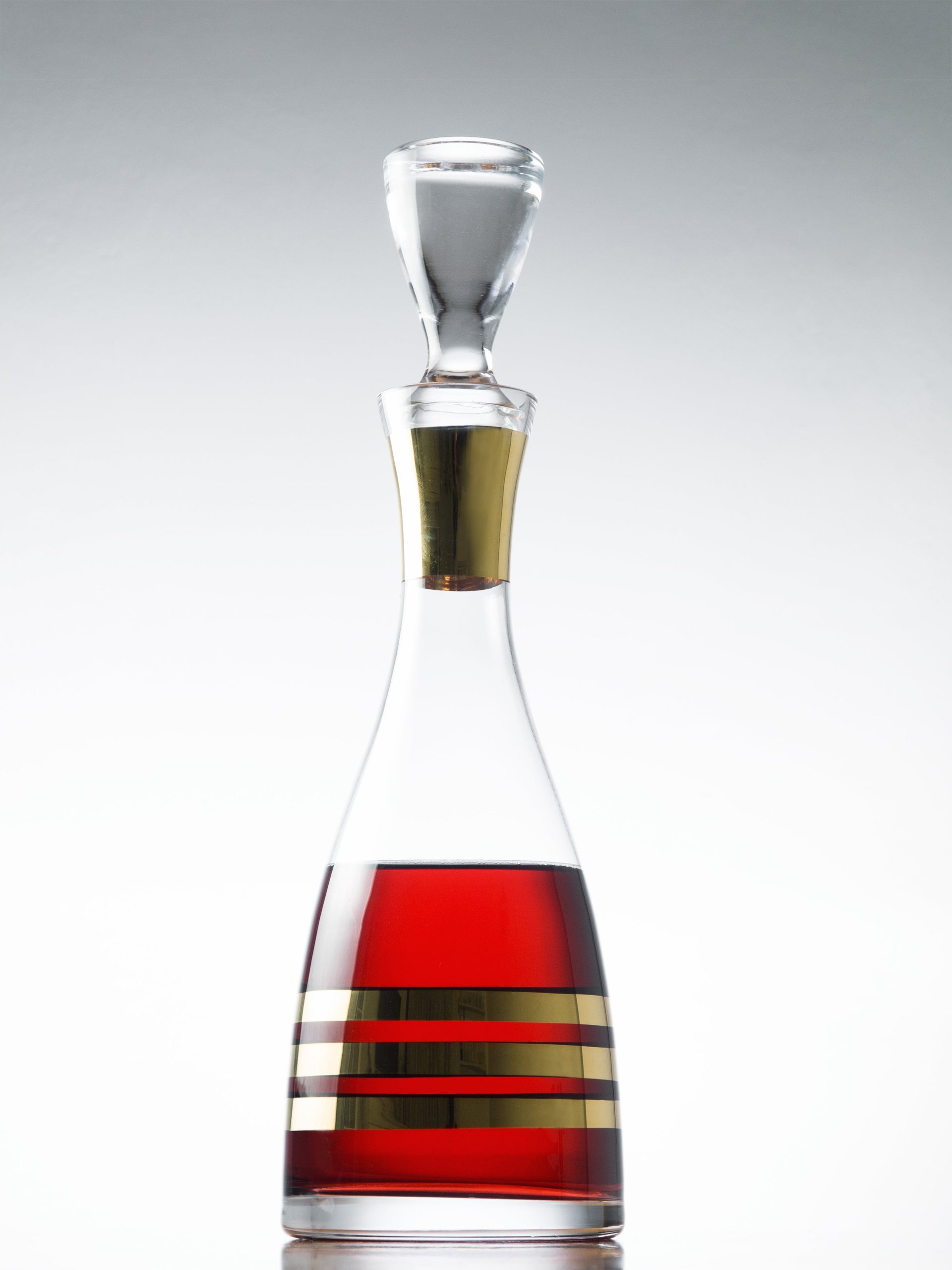 GLD-150_Decanter_with_gold_stripes_1l._art